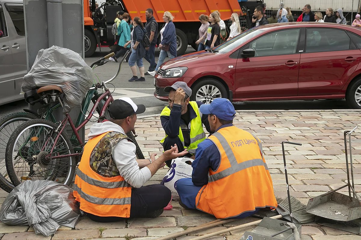 Migrant workers on the street of St. Petersburg. Photo: Dmitry Tsyganov