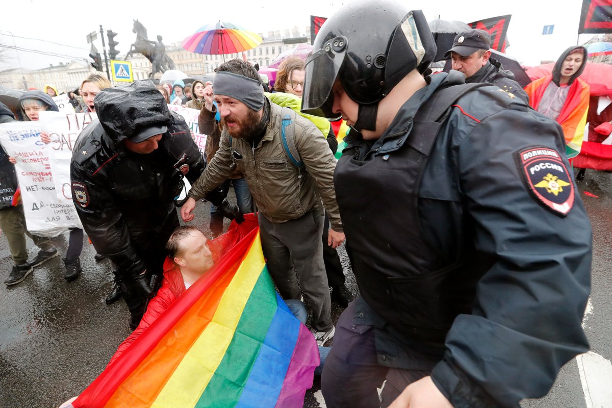 Сотрудники полиции задерживают ЛГБТ-активиста во время митинга в Санкт-Петербурге, 1 мая 2018 года. Фото: Анатолий Мальцев / EPA-EFE