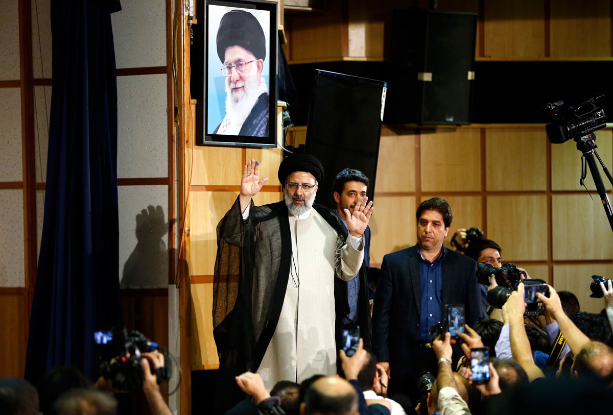 Ибрахим Раиси после регистрации своей кандидатуры на президентских выборах под фотографией верховного лидера Ирана аятоллы Али Хаменеи в министерстве внутренних дел в Тегеране, Иран, 14 апреля 2017 года. Фото: Abedin Taherkenareh / EPA-EFE