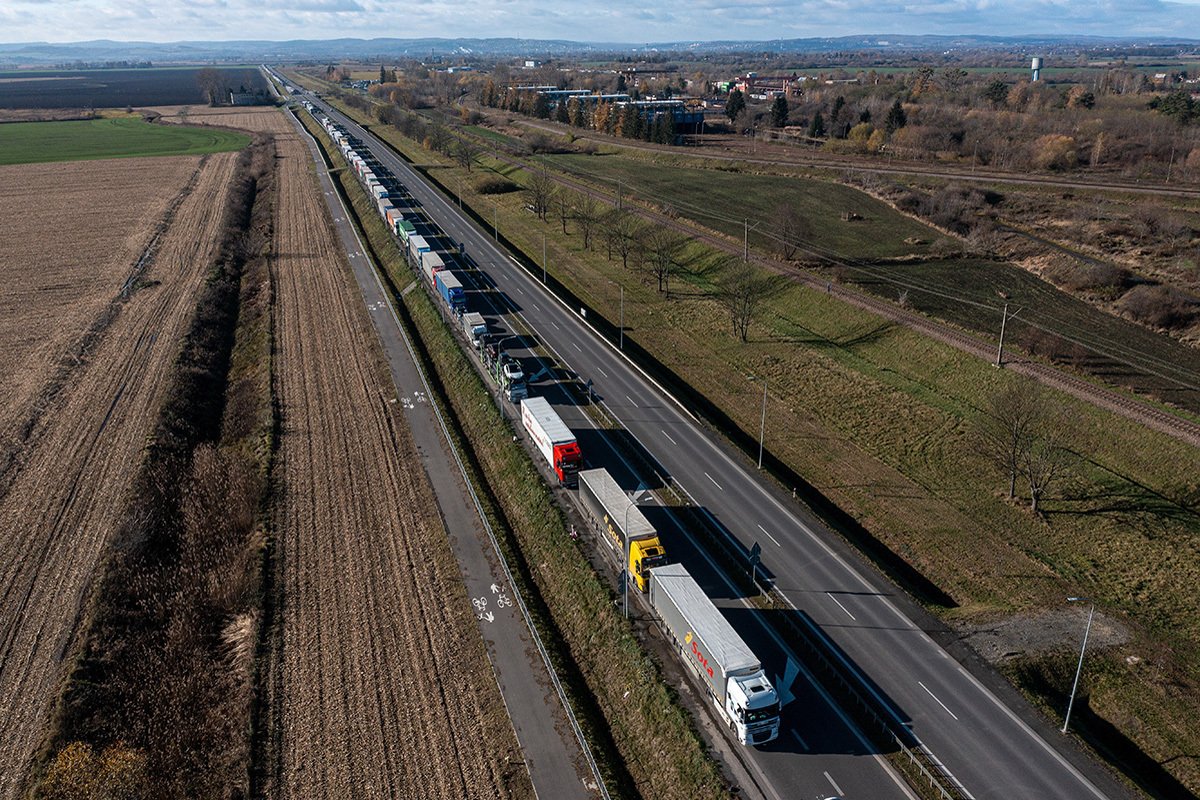 Грузовики в очереди на польско-украинской границе в Медыке, юго-восточная Польша, 16 ноября 2023 года. Фото: Darek Delmanowicz / EPA-EFE
