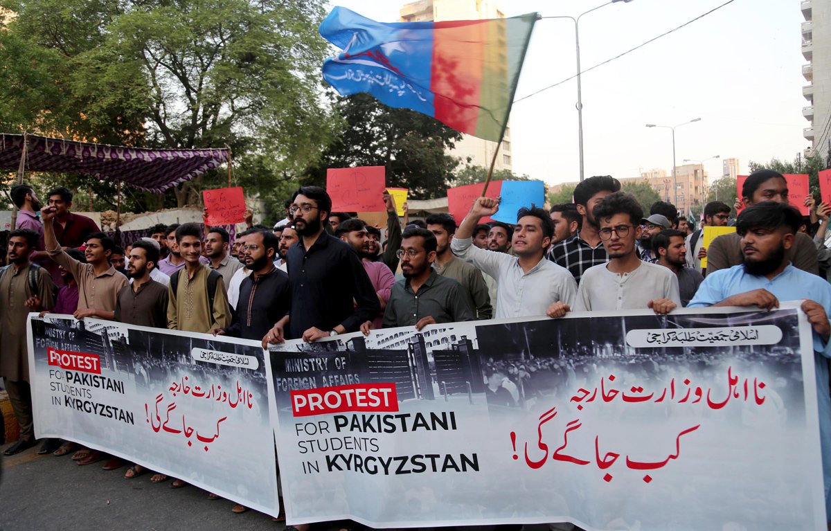 Акция протеста против нападений на иностранных студентов в Кыргызстане в Карачи, Пакистан, 18 мая 2024 года. Фото: Rehan Khan / EPA-EFE