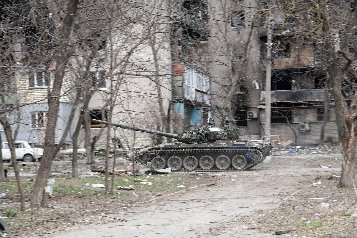 Российский танк движется к позициям в Мариуполе, Украина, 27 марта 2022 года. Фото: Maximilian Clarke / SOPA Images / LightRocket / Getty Images