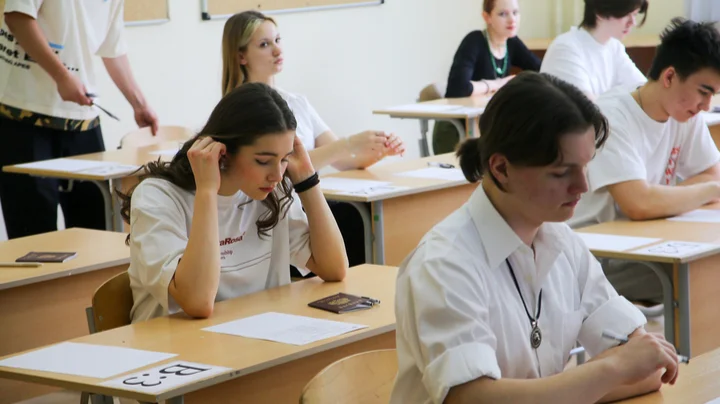 Для многих ЕГЭ до сих пор воспринимается как нечто новое и экспериментальное. Однако он существует уже много лет. Помните ли вы, в каком году экзамен стал обязательной формой итоговой аттестации для всех школьников России и вступительным испытанием в вузы?