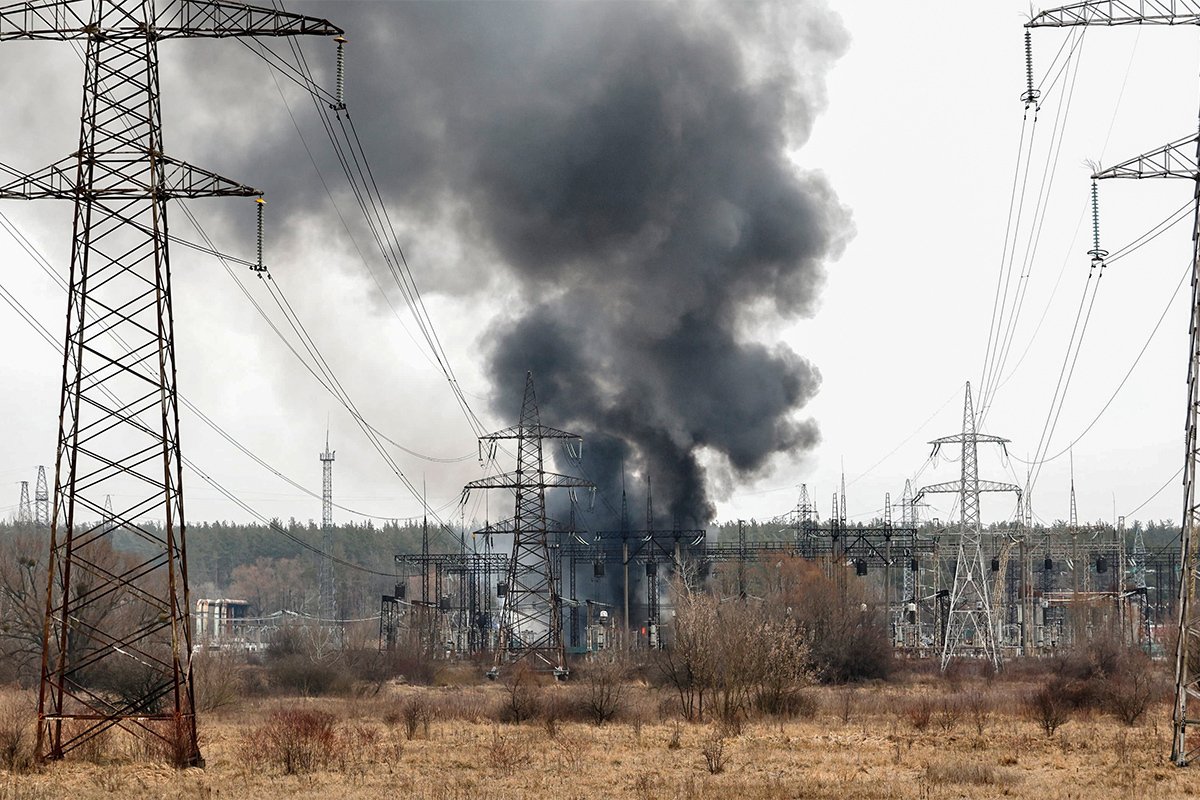 Дым поднимается на месте ракетного удара по высоковольтным линиям в городе Харьков, Украина, 22 марта 2024 года. Фото: Сергей Козлов / EPA-EFE
