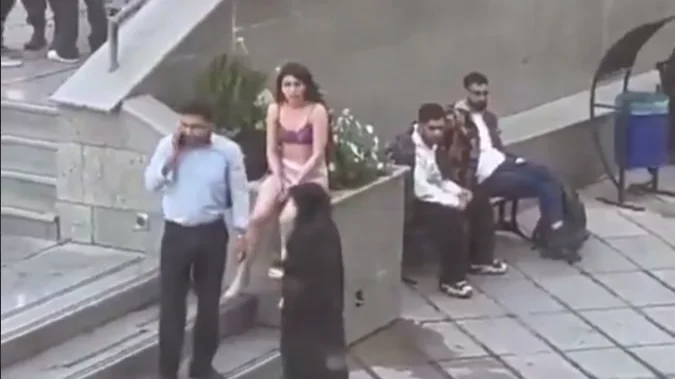 Студентка из Ирана разделась, протестуя против преследования за неправильное ношение хиджаба. Ее арестовали и избили