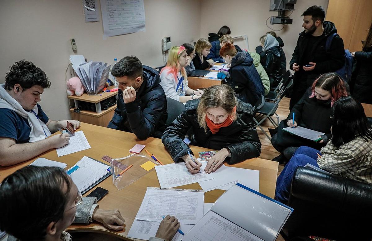Люди ставят подписи в поддержку Бориса Надеждина в предвыборном штабе, Москва, 25 января 2024 года. Фото: Юрий Кочетков / EPA-EFE