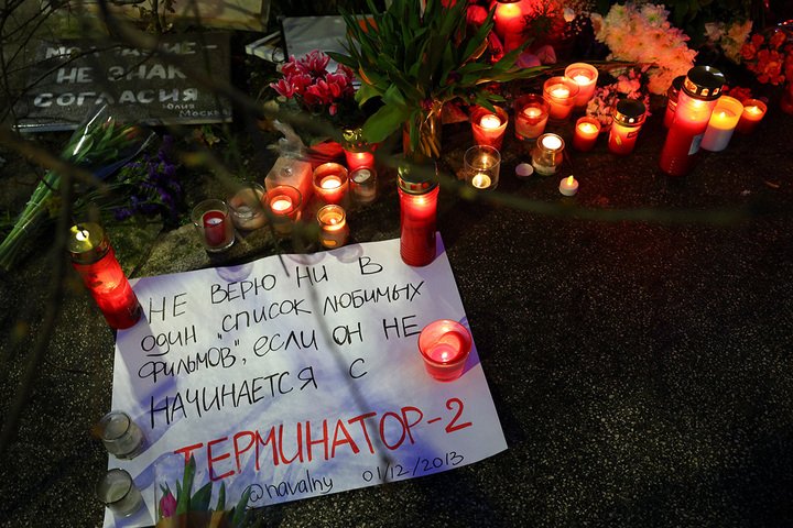 Акция памяти Алексея Навального в Лиссабоне, 1 марта 2024 года. Политика похоронили в Москве под музыку из «Терминатора 2», поскольку ему очень нравился этот фильм.   Фото: Antonio Cotrim / EPA-EFE