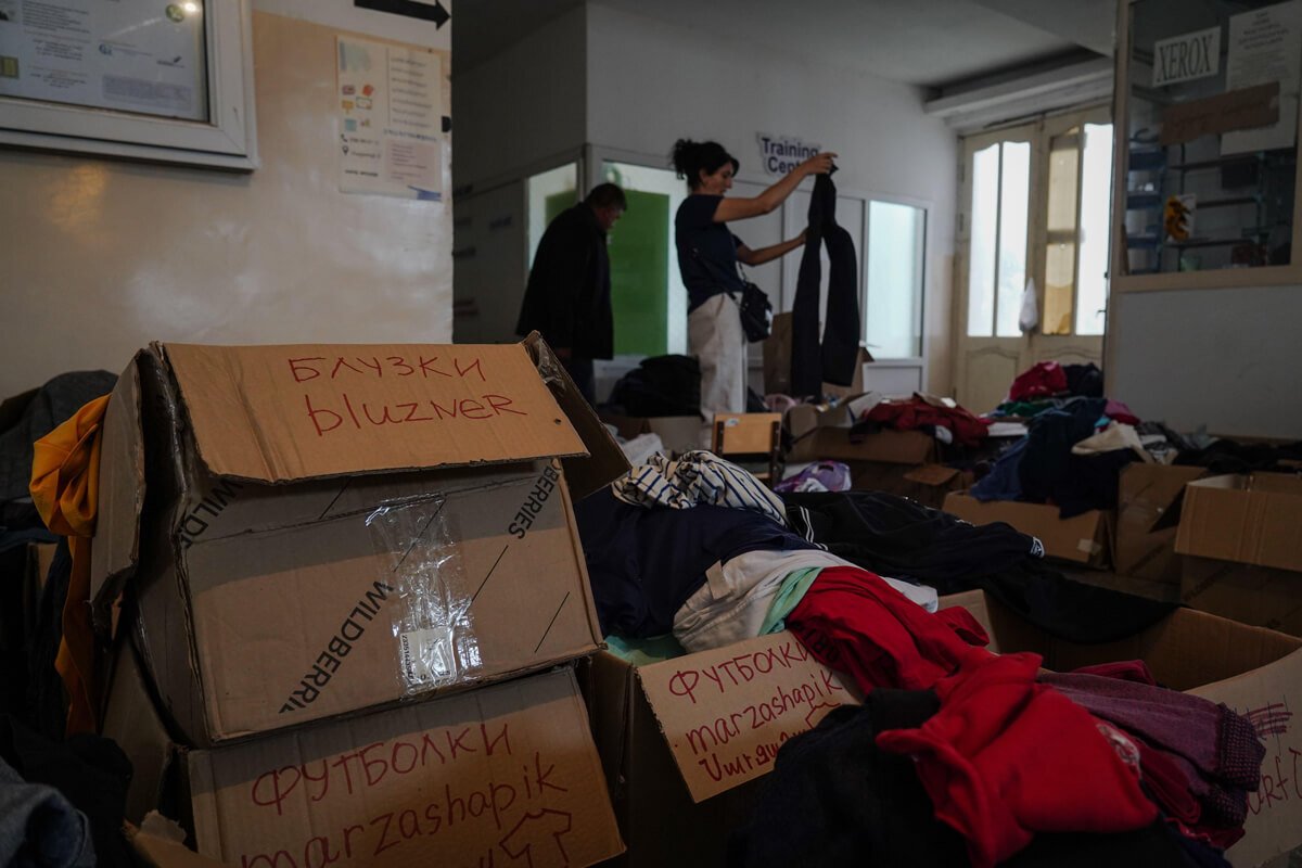 Беженцы собирают одежду в пункте раздачи гуманитарной помощи в Горисе, сентябрь 2023 года 
Фото: SOPA Images Limited / Alamy / Vida Press