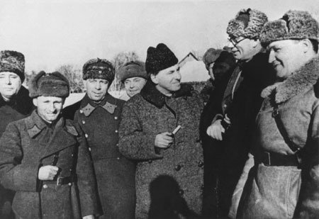 Андрея Власова награждают орденом Ленина. Зима 1942 года. Фото: Wikimedia