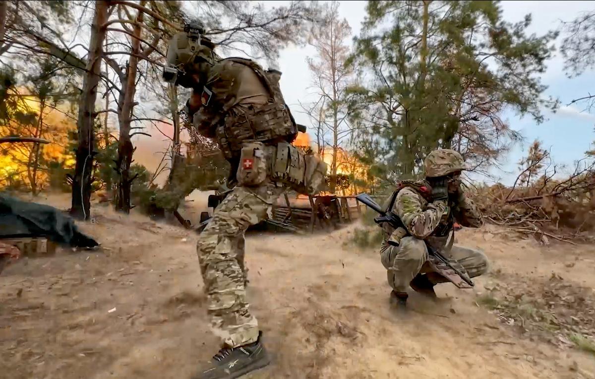 Russian servicemen fire a field gun towards Ukrainian positions, 19 September 2024. Photo: EPA-EFE/Russian Defence Ministry.