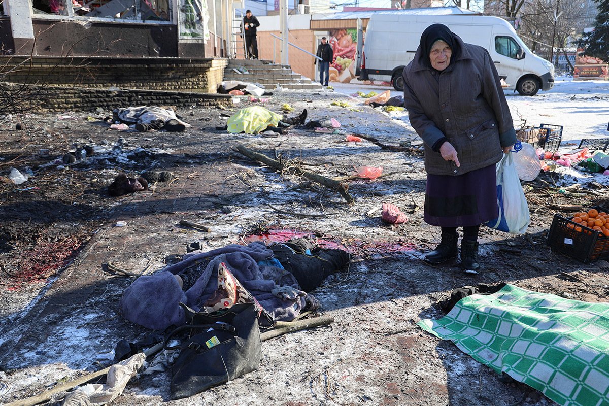Një grua e moshuar qëndron mes trupave të mbuluar të viktimave të një sulmi në tregun ushqimor në Donetsk, Ukrainë, 21 janar 2024. Foto: Alessandro Guerra / EPA-EFE