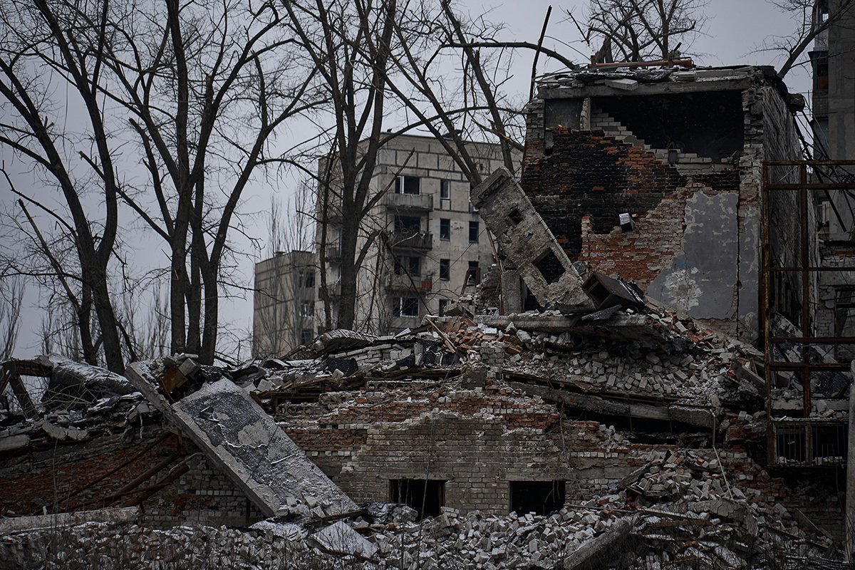 Руины разрушенного здания в Авдеевке, 7 декабря 2023 года. Фото: Влада Либерова / Libkos / Getty Images
