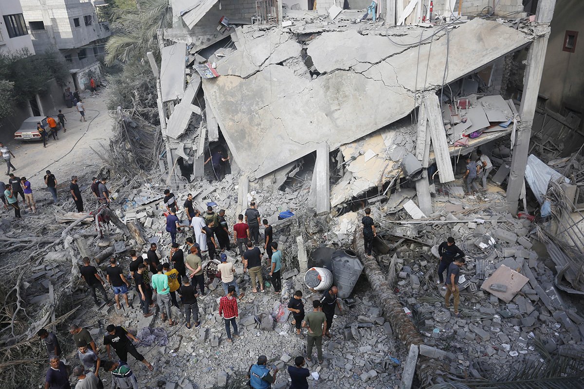 Поисково-спасательные работы после израильского обстрела жилых домов в Дейр аль-Балах, Газа, 9 ноября 2023 года. Фото: Ashraf Amra / Anadolu / Getty Images
