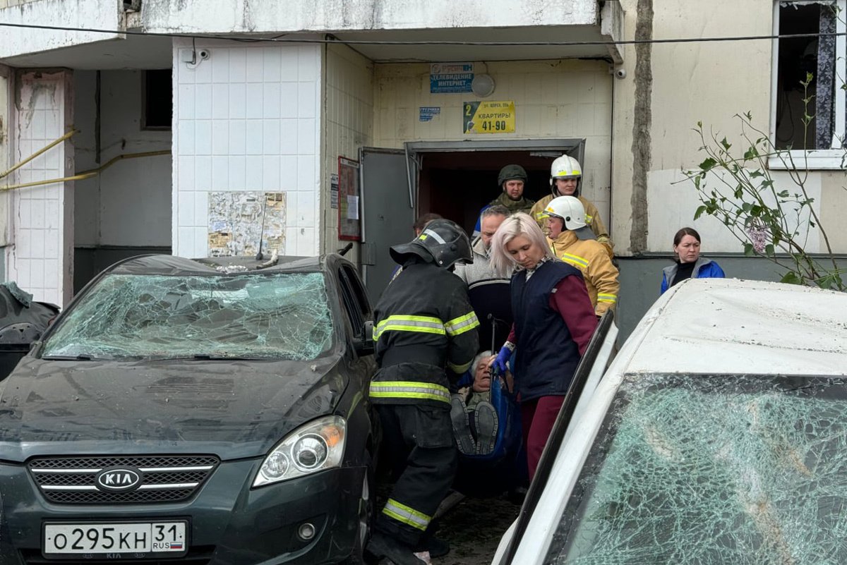 Эвакуация местных жителей из разрушенного дома на улице Щорса в Белгороде, 12 мая 2024 года. Фото: Вячеслав Гладков / Telegram