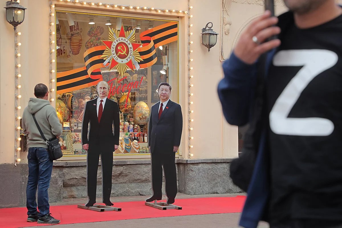 Cardboard cut-outs of Vladimir Putin and Xi Jinping in front of a souvenir shop in central Moscow, Russia, 16 May 2024. Photo: Maxim Shipenkov / EPA-EFE