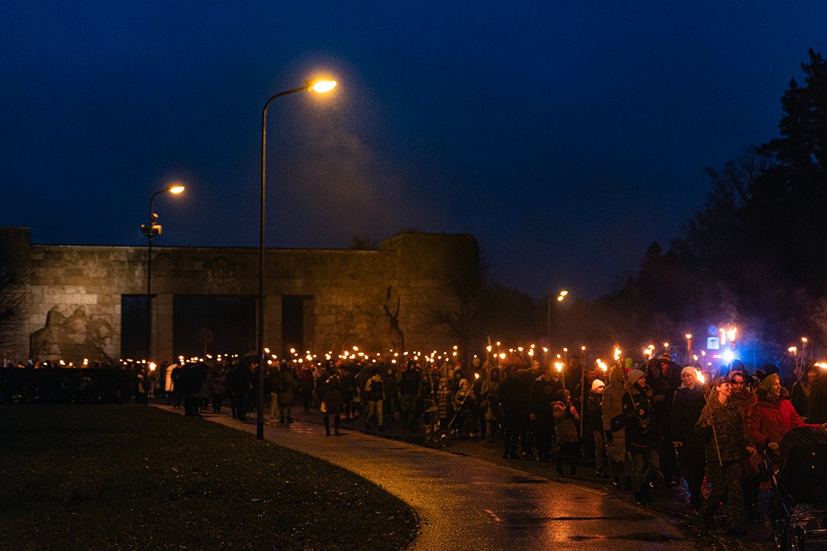 Начало факельного шествия у входа на Рижское братское кладбище. Фото: Влад Докшин