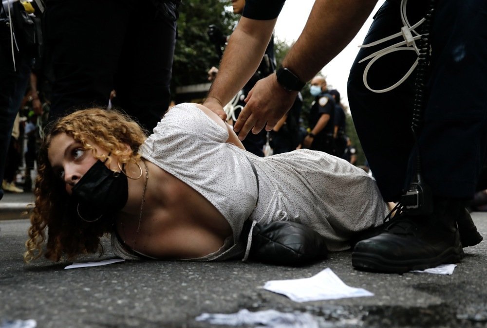 Участница протеста Black Lives Matter, задержанная полицией Нью-Йорка, 13 сентября 2021 года. Фото: EPA-EFE/PETER FOLEY