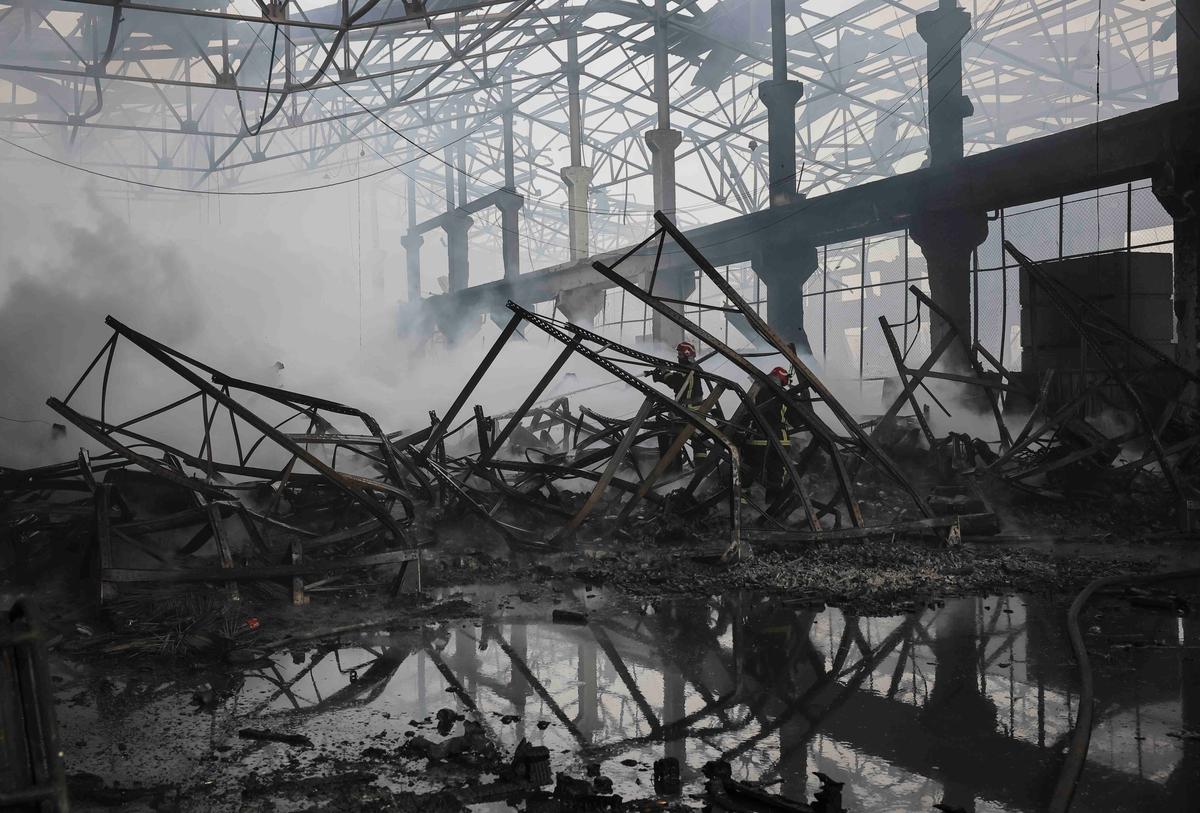 Последствия обстрела Киева, 29 декабря 2023 года. Фото: EPA-EFE / OLEG PETRASYUK