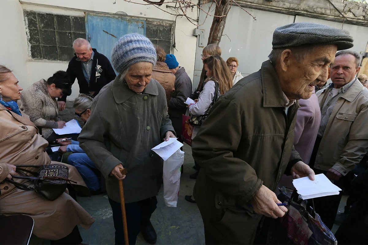 Crimean people queue up to register for their new Russian passports in Sevastopol, 24 March 2014. Photo: EPA/SERGEI ILNITSKY
