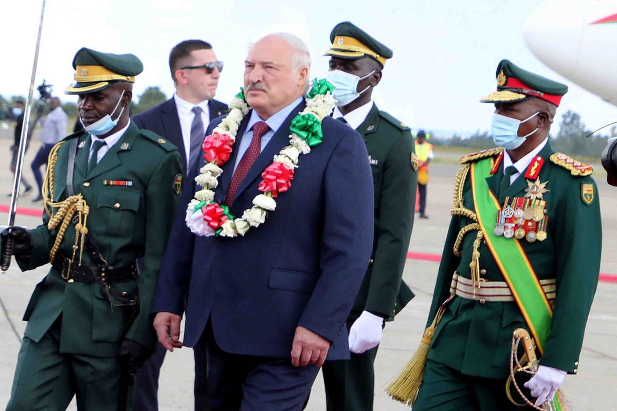 Александр Лукашенко во время визита в Зимбабве, 30 января 2023 года. Фото: EPA-EFE / AARON UFUMELI