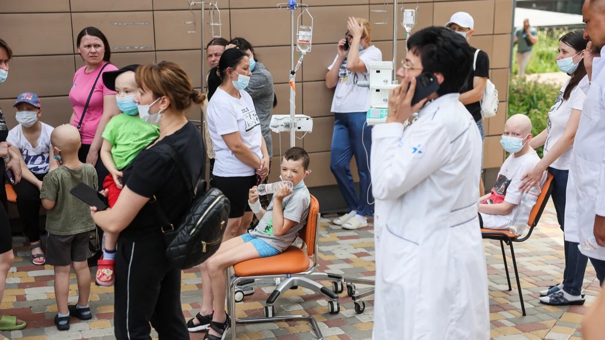 Patients of the Okhmatdyt Children’s Hospital are forced to wait outside after being evacuated following a strike on the building. Photo: Gleb Garanich / Reuters / Scanpix / LETA