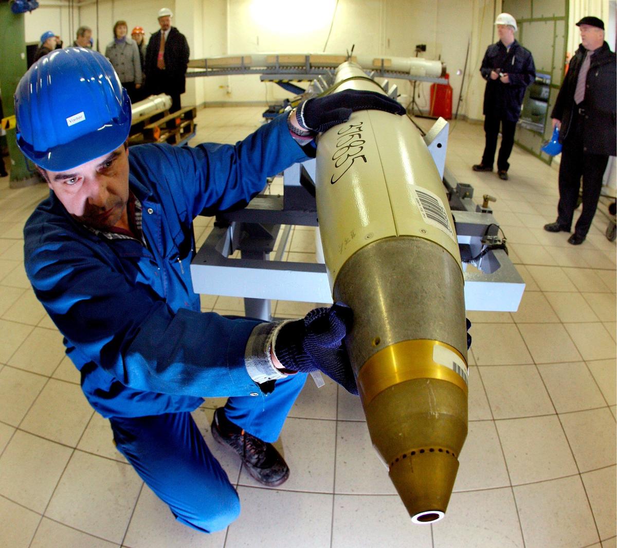 Неуправляемый реактивный снаряд М-26. Фото: EPA / PATRICK PLEUL