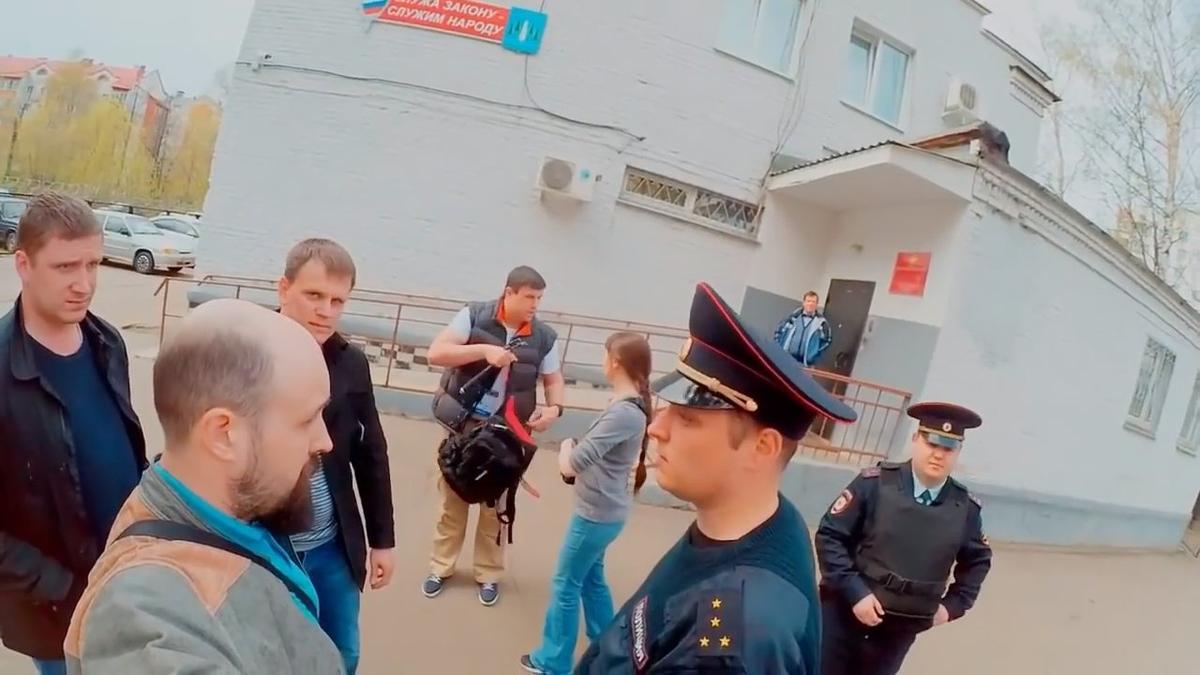Съемки около ОВД в 2016 году, после которых задержали Кателевского. Фото: Ya.N. / Youtube