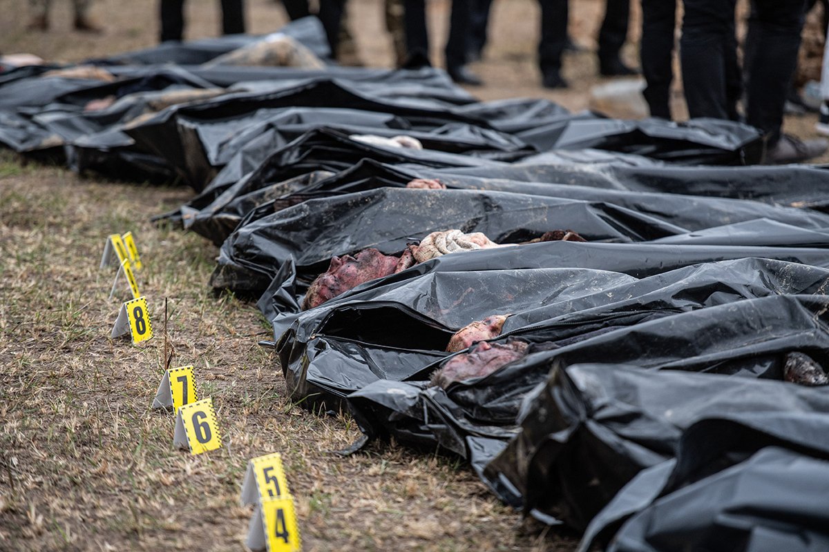 Эксгумация тел из массового захоронения в Буче, Киевская область, Украина, 8 апреля 2022 года. Фото: Laurel Chor / SOPA Images / LightRocket / Getty Images