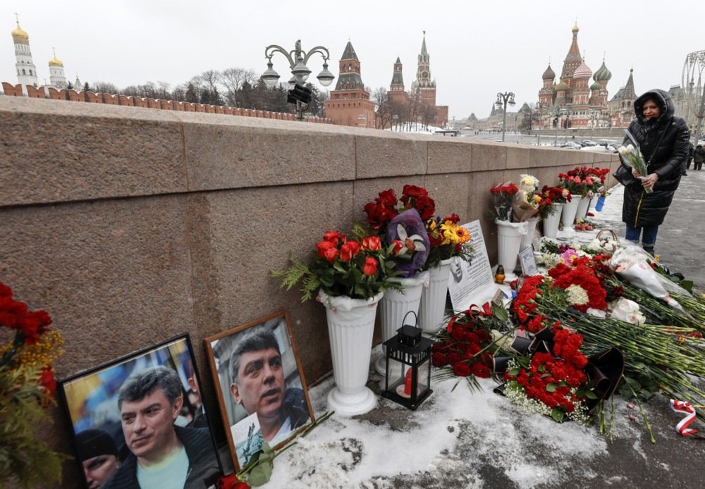 A woman lays flowers at the Nemtsov Bridge memorial on the eighth anniversary of his assassination on 27 February 2023. Photo: EPA-EFE/SERGEI ILNITSKY