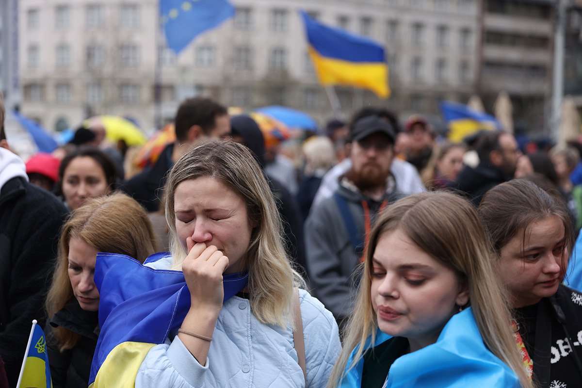 Плачущая женщина на митинге в Белграде посвященному вторую годовщину российского вторжения в Украину, Сербия, 24 февраля 2024 года. Фото: Andrej Cukic / EPA-EFE