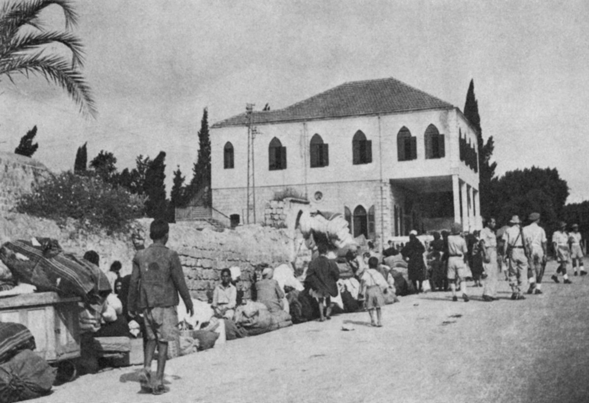 Выдворение беженцев из Рамлы в июле 1948 года. Фото: Oren, Elhanan (1976): On the Road to the City: Operation Danny / Wikimedia (PD)