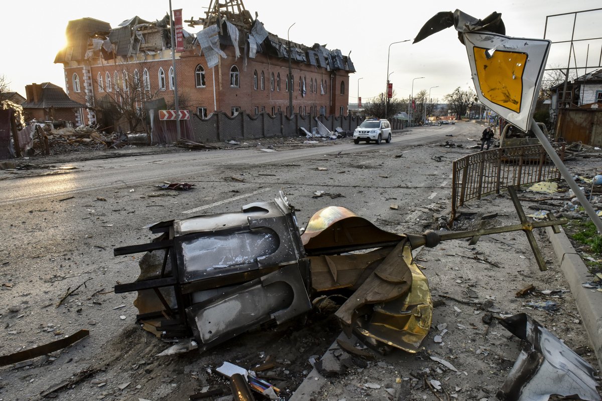 Части разрушенной церкви лежат на дороге в Гостомеле, Украина, 6 апреля 2022 года. Фото: Олег Петрасюк / EPA-EFE