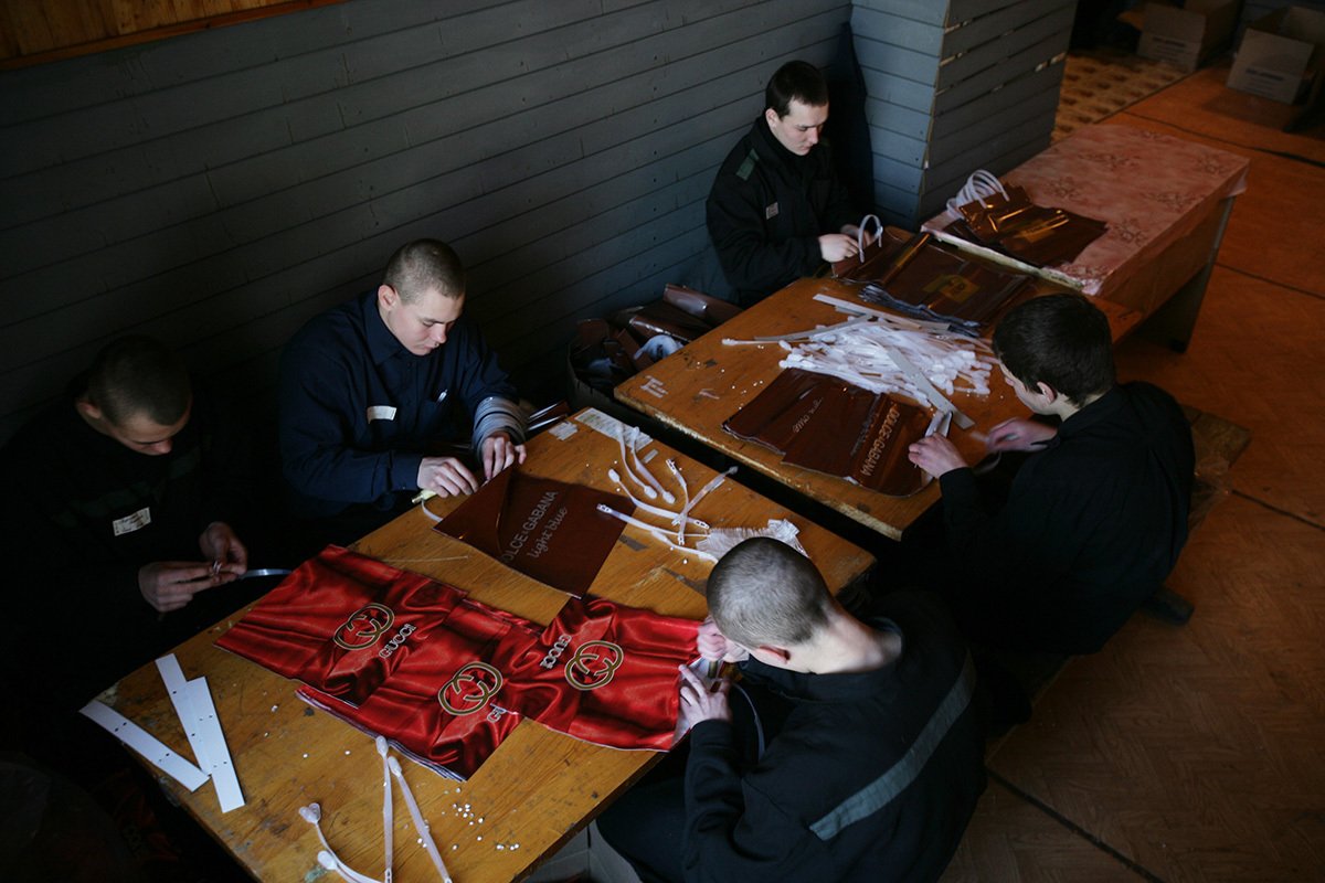 Молодые преступники работают в Икшинской трудовой колонии для несовершеннолетних правонарушителей, 2 февраля 2007 года, Москва. Фото: Олег Никишин / Epsilon / Getty Images