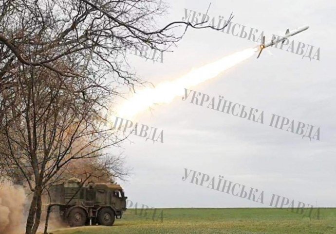 Пуск одной из ракет по крейсеру «Москва». Фото: «Украинская правда»