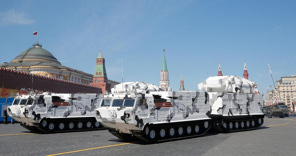 Russian anti-aircraft systems in Arctic camouflage take part in a military parade in Moscow’s Red Square, 9 May 2018. Photo: EPA-EFE/SERGEI ILNITSKY