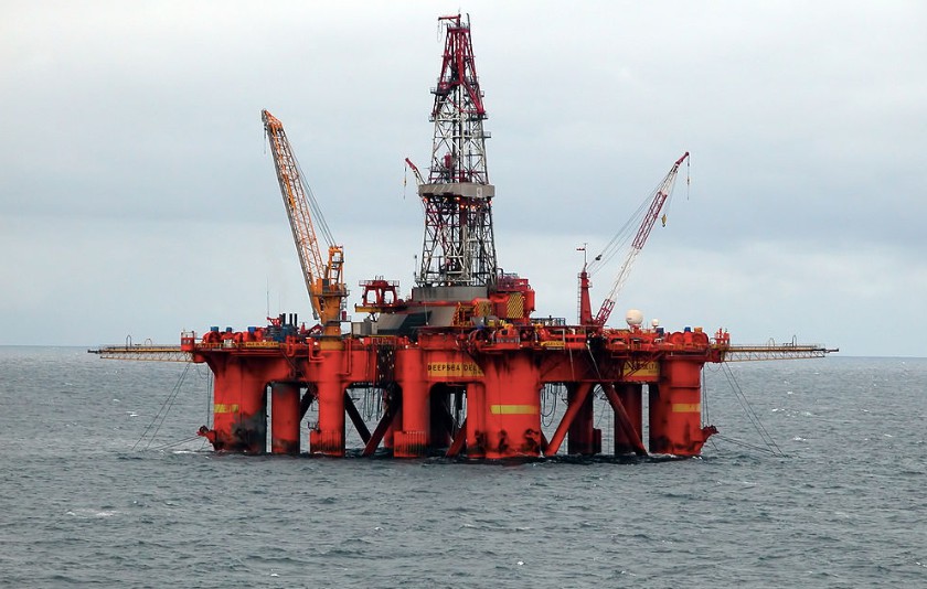 Нефтяная вышка в море. Фото: википедия