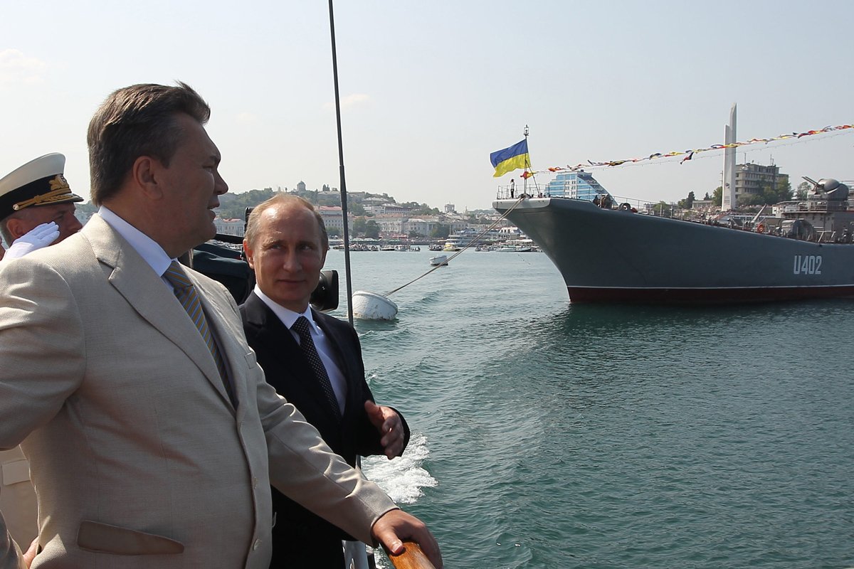 Владимир Путин и Виктор Янукович во время церемонии празднования Дня Военно-морского флота в Севастополе, Украина, 28 июля 2013 года. Фото: Михаил Клементьев / EPA