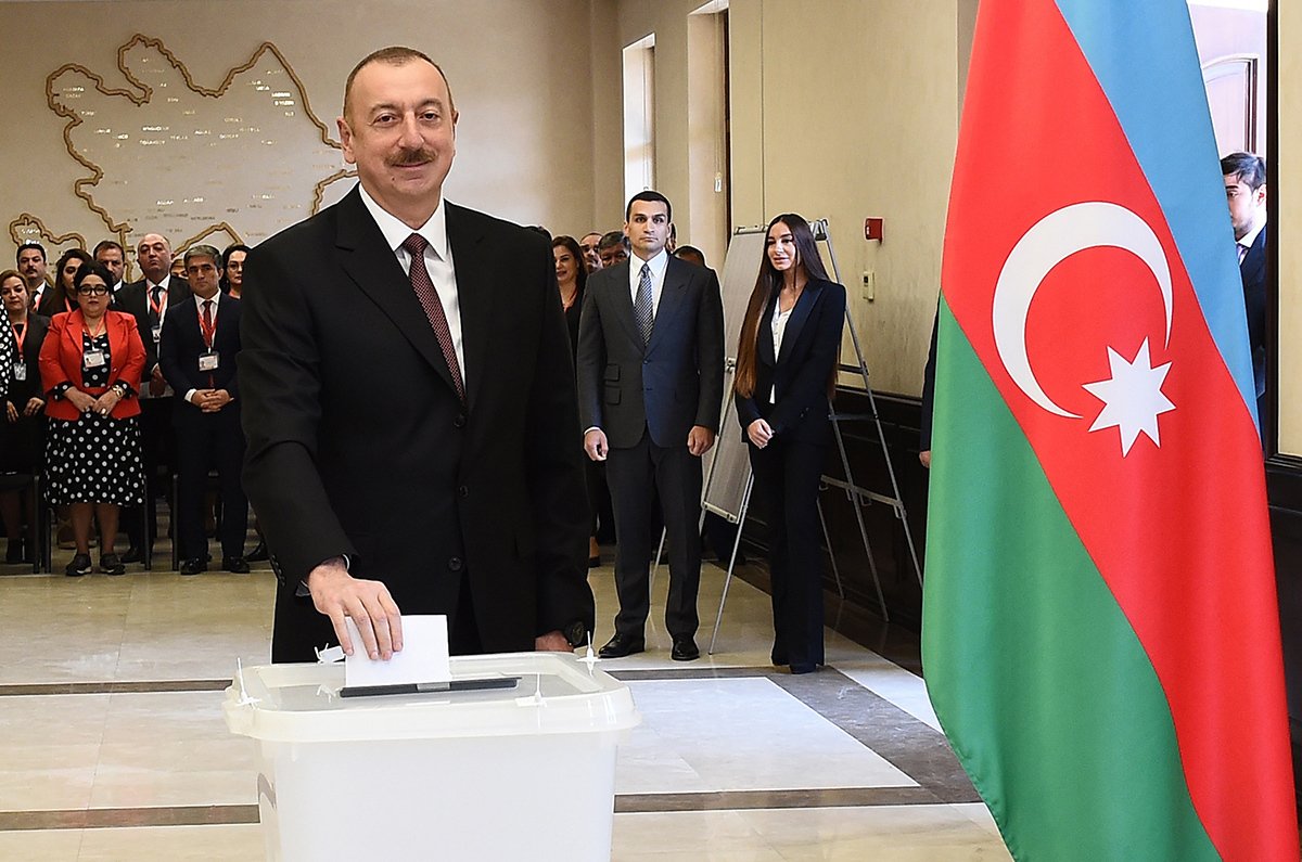 Ильхам Алиев голосует на избирательном участке в Баку, Азербайджан, 11 апреля 2018 года. Фото: Vugar Amrullayev /EPA-EFE