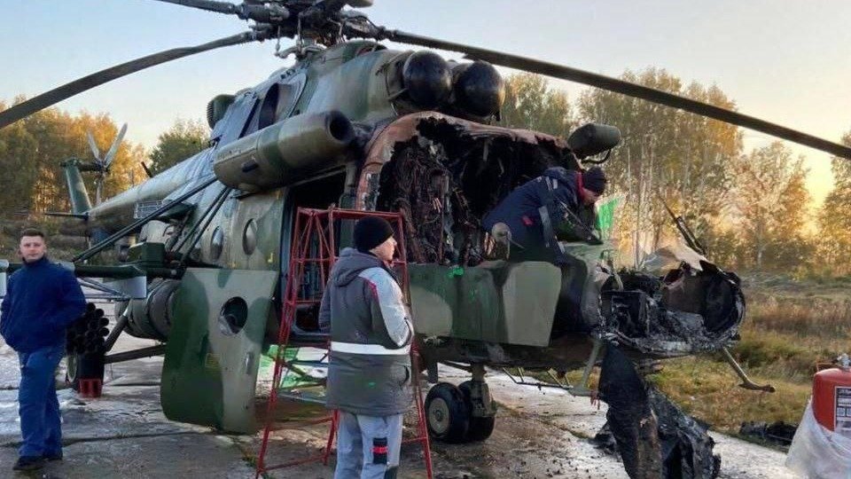 Двум подросткам назначили сроки от 7 до 7,5 лет колонии за поджог военного вертолета в Омске. Их обязали возместить ущерб Минобороны на 668 млн рублей