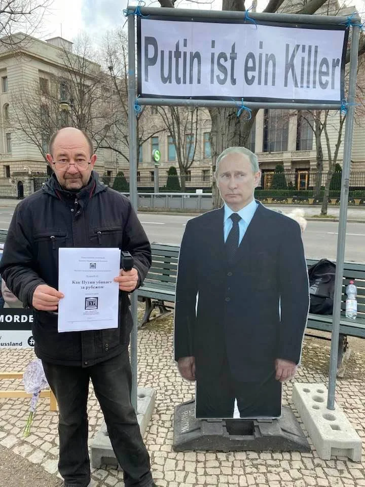 Дмитрий Баграш на акции памяти Бориса Немцова у российского посольства, Берлин, 27 февраля 2021 года. Фото: Дмитрий Баграш / <a data-sk="tooltip_parent" data-stringify-link="https://www.facebook.com/bagrasch?__tn__=-UC*F" href="https://www.facebook.com/bagrasch?__tn__=-UC*F" rel="noopener noreferrer" target="_blank">Facebook</a>