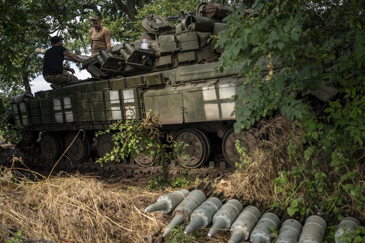 Солдаты 72-й бригады готовят танк Т-64 в направлении Угледара, Донецкая область, Украина, 19 июля 2023 года. Фото: Jose Colon/ Getty Images