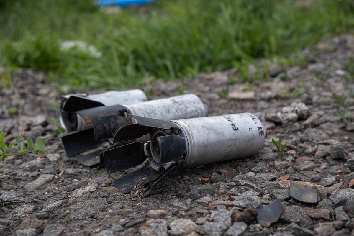 Суббоеприпас кассетной бомбы в селе Слатино в Харьковской области, Украина, 11 мая 2022 г. Фото: EPA-EFE/MARIA SENOVILLA
