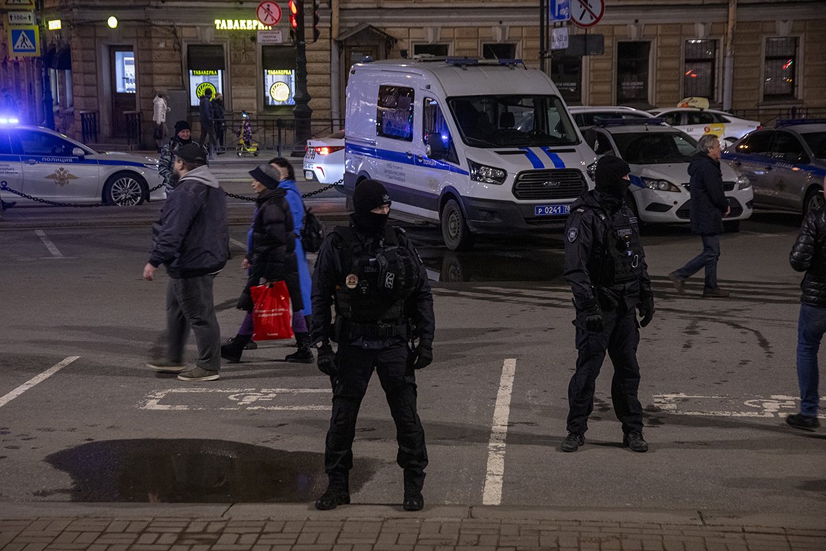 Полиция возле концертного зала «Октябрьский», Санкт-Петербург, 27 марта 2024 года. Фото: Дмитрий Цыганов / «Новая Газета Европа»