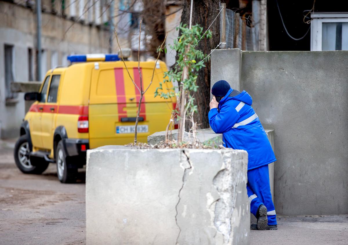 A gas engineer on the phone in Chișinău following the end of Russian gas exports to Moldova, 6 January 2025. Photo: EPA-EFE / DUMITRU DORU