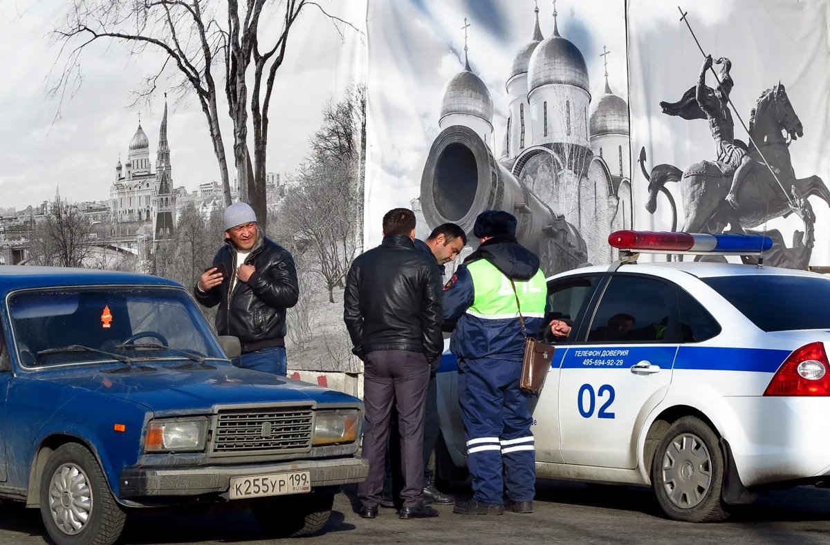 Central Asian migrant workers during a traffic police inspection in Moscow. Photo: Yury Kochetkov / EPA