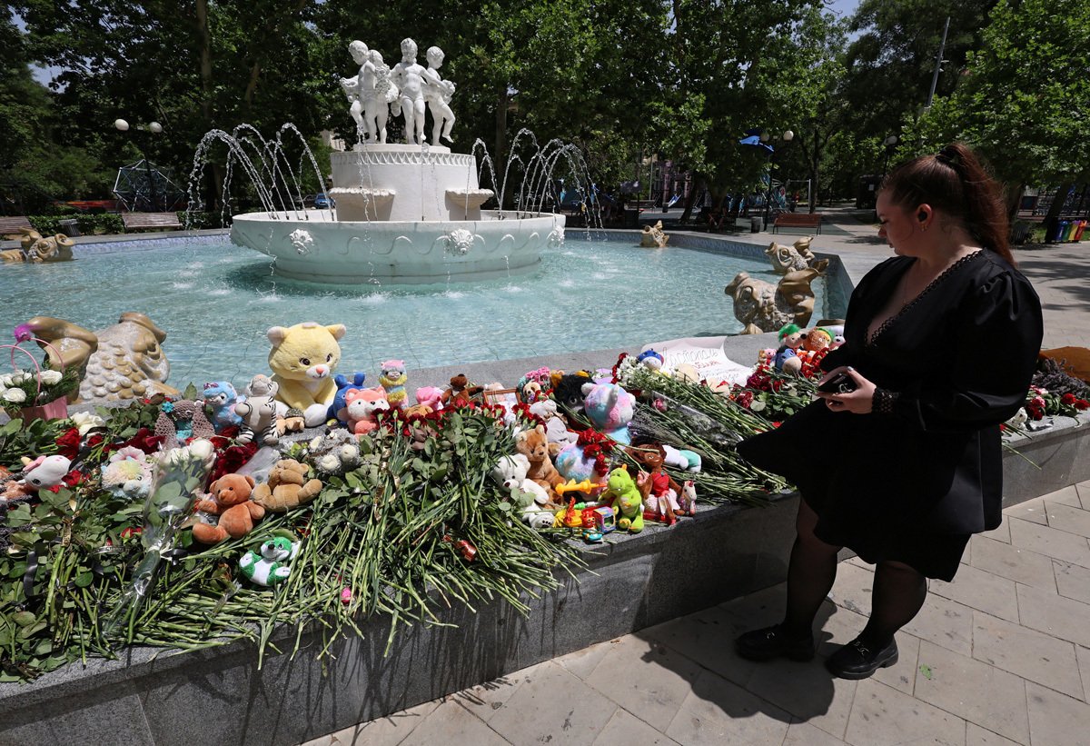 Стихийный мемориал жертвам обстрела в Севастополе, Крым, Украина, 24 июня 2024 года. Фото: Алексей Павлишак / Reuters / Scanpix / LETA