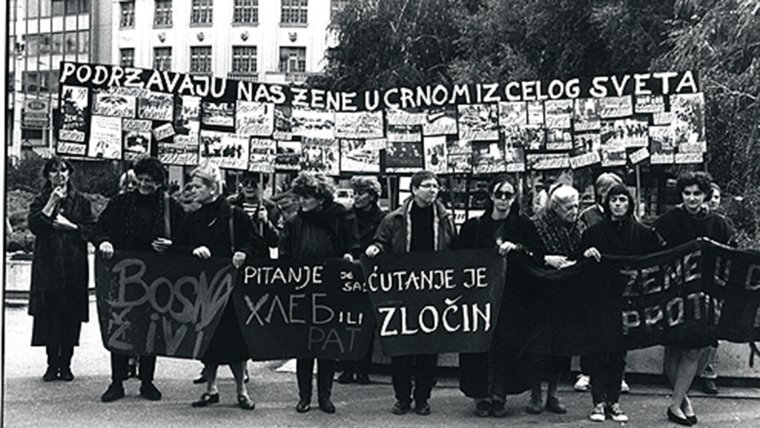 Акция женщины в черном против войны в Боснии. 1994 год. Фото: VESNA PAVLOVIC