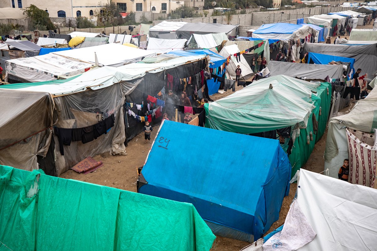 Палатки внутренне перемещенных палестинцев в лагере Рафах, южная часть сектора Газа, 18 февраля 2024 года. Фото: Haitham Imad / EPA-EFE