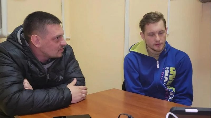 Блогер и журналист Владимир Золкин во время интервью с российским военнопленным. Скриншот