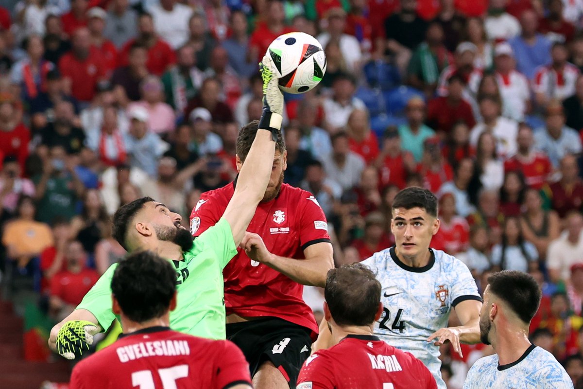 Вратарь Георгий Мамардашвили во время матча между сборными командами Грузии и Португалии, Германия, 26 июня 2024 года. Фото: Georgi Licovski / EPA-EFE